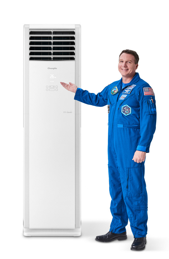 올 4월 에어컨 시장에 첫 진출한 회사는 자사 스탠드형 제품 '청호 하이파 에어컨 F1800' 렌탈 서비스를 시작한다고 13일 밝혔다. 전 NASA(미국항공우주국) 우주비행사인 청호나이스 모델 테리 버츠가 '청호 하이파 에어컨 F1800'를 소개하고 있다. <청호나이스 제공>